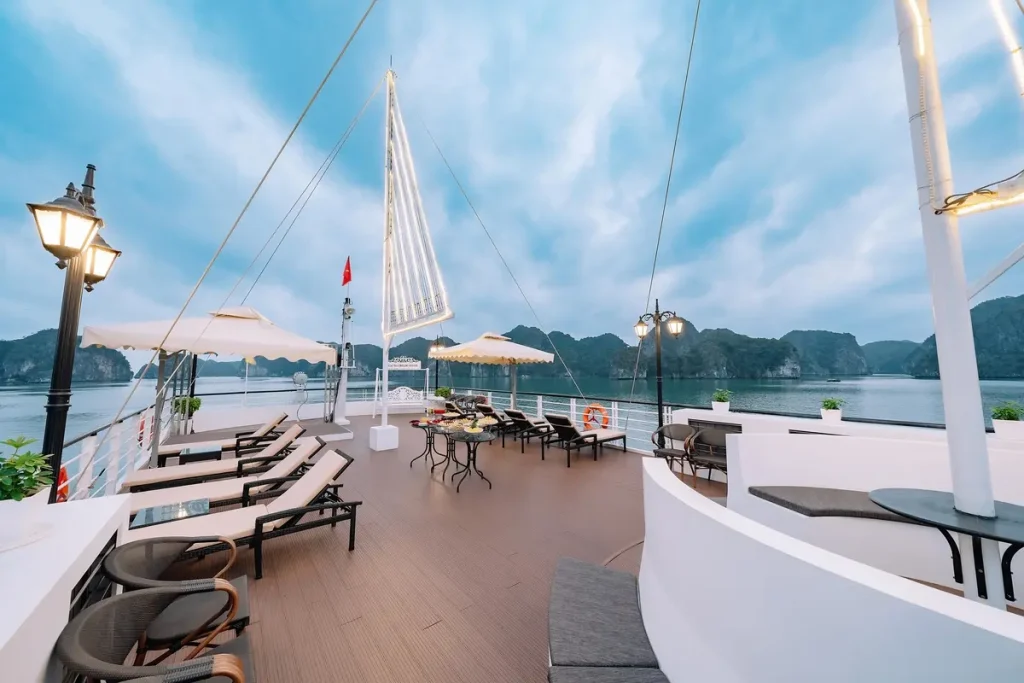 Check-in cảnh đẹp trên boong tàu