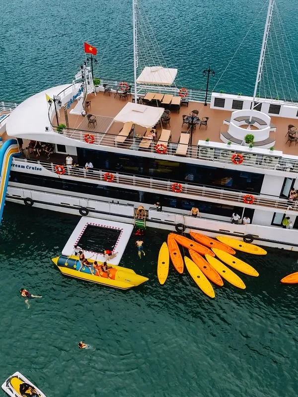 Hoạt động vui chơi dưới nước