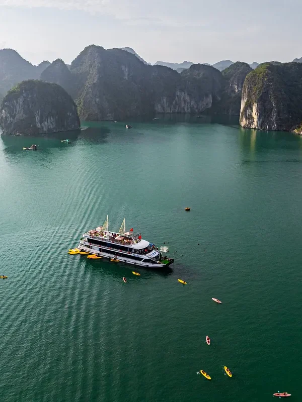 Tour Vịnh Lan Hạ 1 Ngày du thuyền 100 chỗ